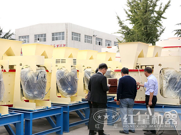 客户到厂考察复合破碎机 客户到厂考察复合破碎机